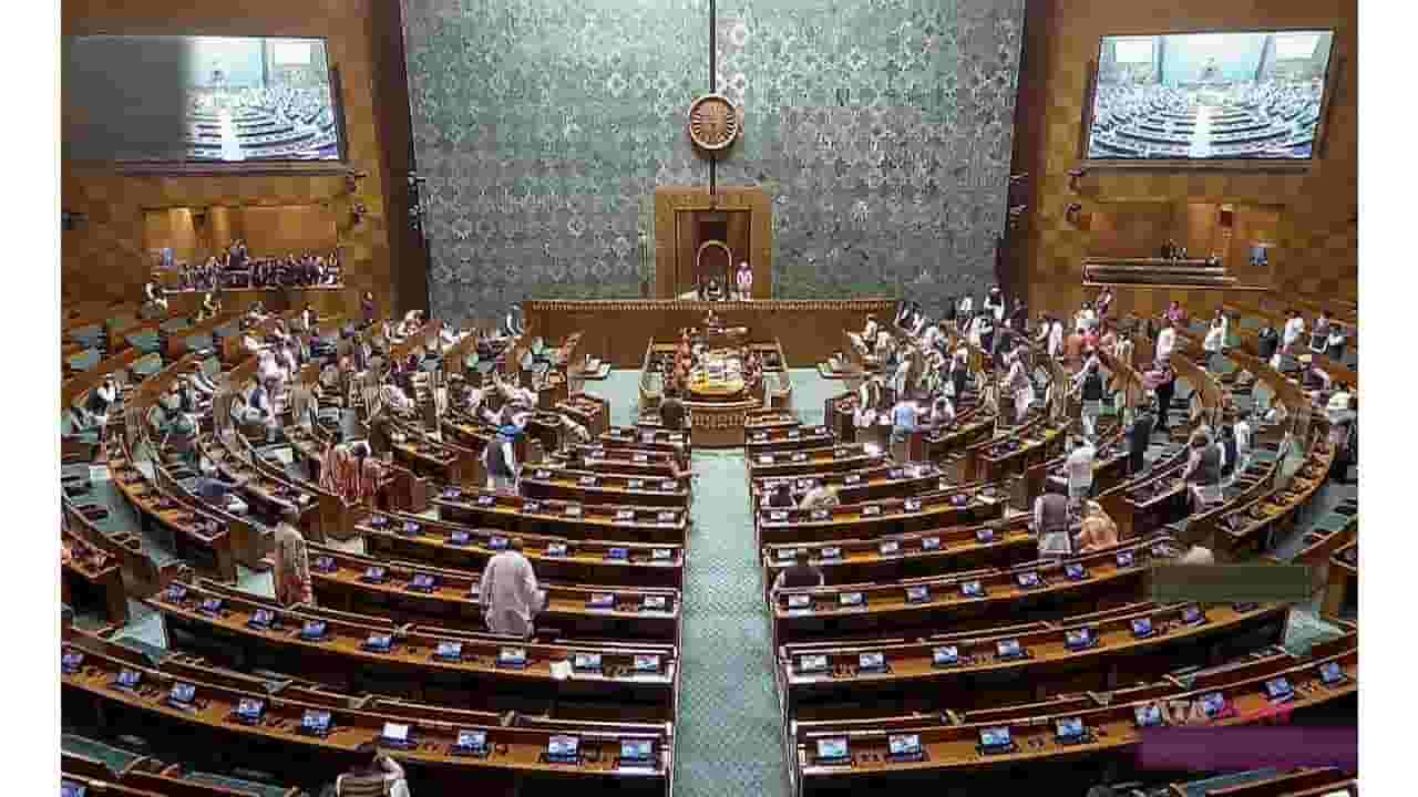 Suspension of MPs in session : इतिहासातील पहिलीच घटना, अधिवेशनकाळात तब्बल 'इतक्या' खासदारांचं निलंबन Suspension of MPs in session : इतिहासातील पहिलीच घटना, अधिवेशनकाळात तब्बल 'इतक्या' खासदारांचं निलंबन