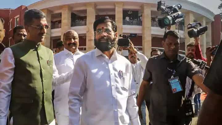 हिवाळी अधिवेशनात बॉम्ब फोडणार, काँग्रेस आमदाराच्या वक्तव्यानं खळबळ हिवाळी अधिवेशनात बॉम्ब फोडणार, काँग्रेस आमदाराच्या वक्तव्यानं खळबळ