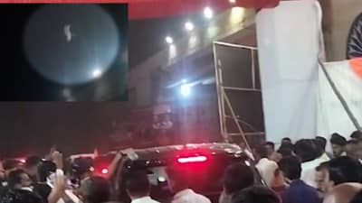 संजय राऊत यांच्यावर चप्पल भिरकावली, नारायण राणे जिंदाबादच्या घोषणा; सोलापुरातील धक्कादायक प्रकार