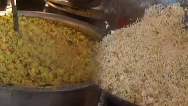 २० क्विंटल पुलाव, खिचडी अन् पाण्याच्या हजारो बाटल्या... मनोज जरांगे यांच्या सभेत खाण्यापिण्याची तगडी व्यवस्था २० क्विंटल पुलाव, खिचडी अन् पाण्याच्या हजारो बाटल्या... मनोज जरांगे यांच्या सभेत खाण्यापिण्याची तगडी व्यवस्था