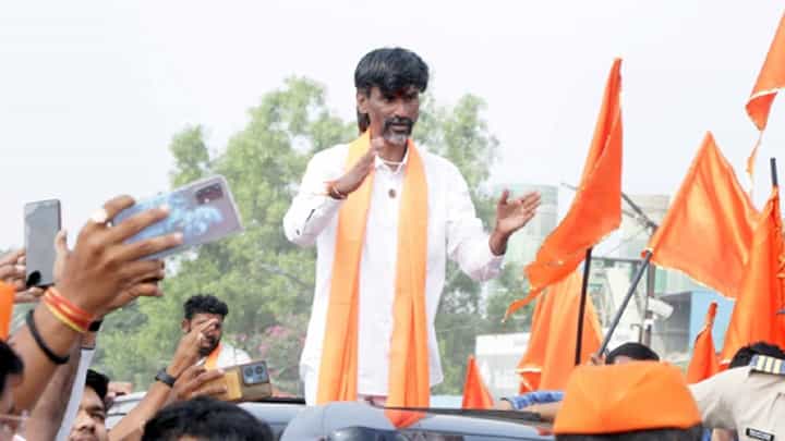 याच मराठ्यानं गादीवर बसवलं, पण आता तुम्हाला जड जाईल... जरांगे पाटील यांचा इशारा काय? याच मराठ्यानं गादीवर बसवलं, पण आता तुम्हाला जड जाईल... जरांगे पाटील यांचा इशारा काय?