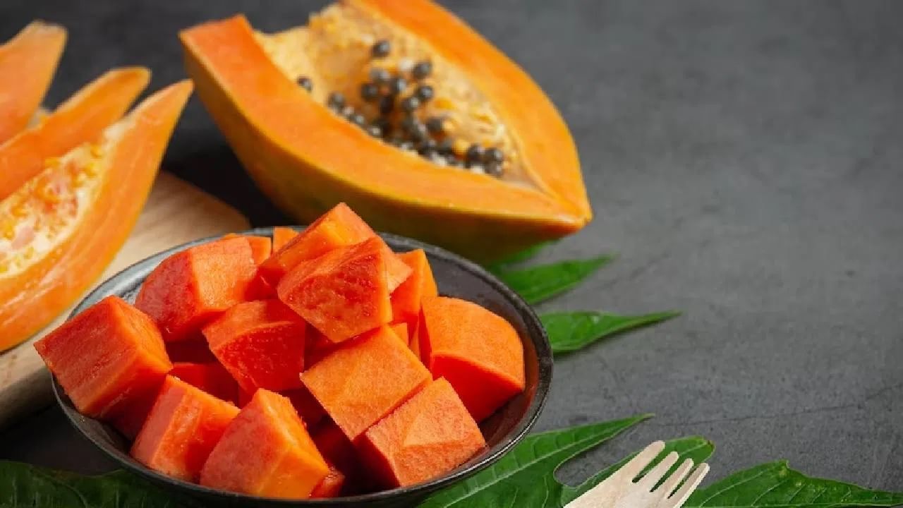 Papaya Disadvantages : या लोकांनी अजिबात खाऊ नये पपई, वाढू शकतात समस्या