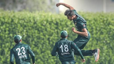 IND vs PAK, Video : पाकिस्तानच्या विकेटकीपरने पायाने पकडला झेल, भारताच्या आदर्श सिंहला परतावं लागलं तंबूत