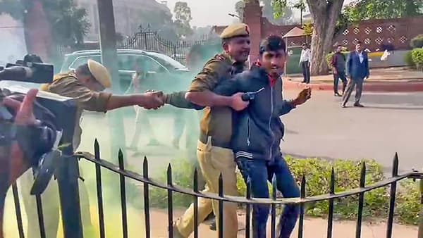 14 व्या प्रश्नाने मोठ्या कटाचा खुलासा? संसदेत घुसखोरी करणाऱ्यांना 18 सवाल; काय काय विचारलं?
