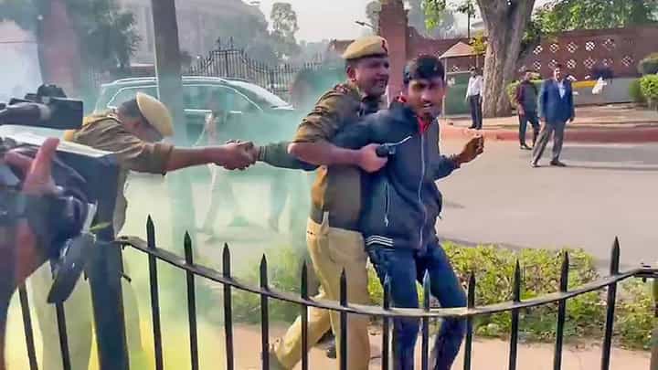 आधी संसदेची रेकी मग घुसखोरी, महाराष्ट्रातील अमोल शिंदे अटकेत; मोठी माहिती उघड आधी संसदेची रेकी मग घुसखोरी, महाराष्ट्रातील अमोल शिंदे अटकेत; मोठी माहिती उघड
