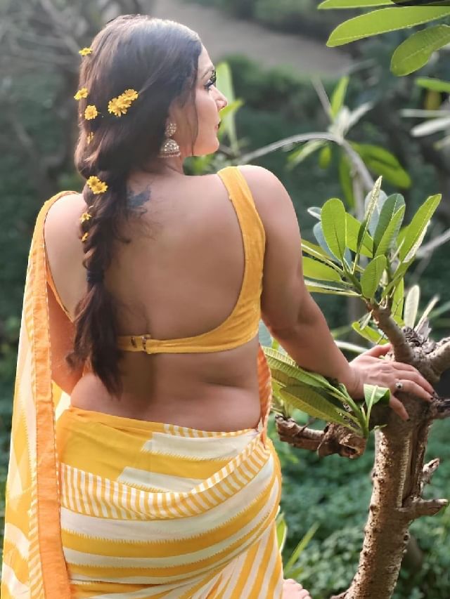 पिवळ्या साडीमधील ही अभिनेत्री कोण? दिसते या अभिनेत्री सारखी... पिवळ्या साडीमधील ही अभिनेत्री कोण? दिसते या अभिनेत्री सारखी...