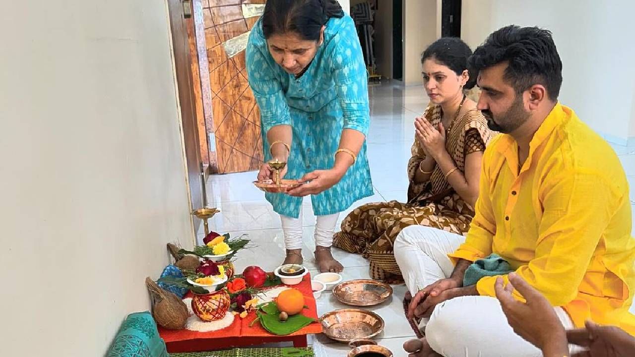 प्राजक्ताच्या या नव्या घराची आज पूजा संपन्न झाली. या कौटुंबिक सोहळ्याचे फोटो प्राजक्ताने शेअर केलेत. 