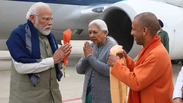पंतप्रधान नरेंद्र मोदी आज अयोध्या दौऱ्यावर आहेत. काही वेळाआधी त्यांचं अयोध्येच्या विमानतळावर आगमन झालं.