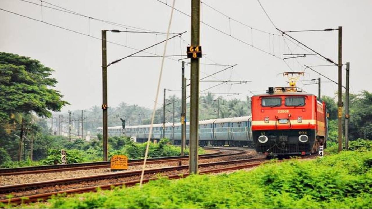 दहावी पास असणाऱ्यांसाठी रेल्वे विभागात नोकरी करण्याची ही मोठी संधीच आहे. अजिबात उशीर न करता उमेदवारांनी या भरती प्रक्रियेसाठी अर्ज करावा. 