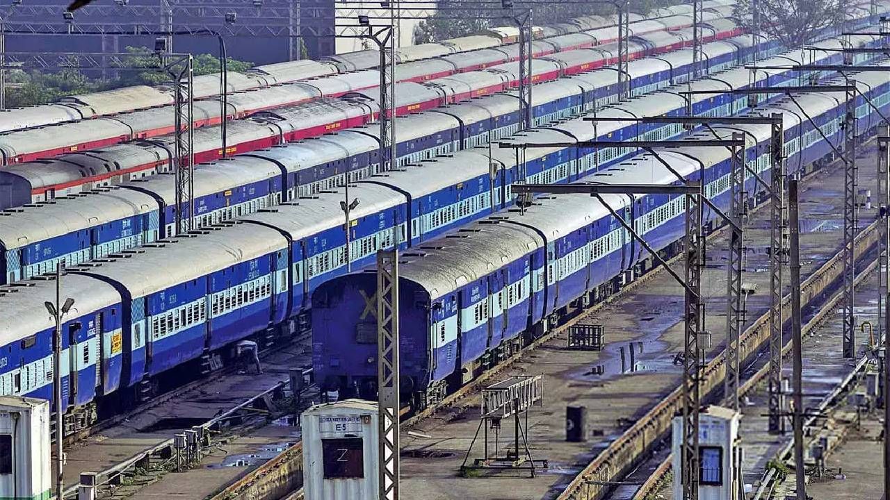 ना परीक्षेचे टेन्शन ना मुलाखतीचे, दहावी पास असणाऱ्यांसाठी रेल्वेमध्ये बंपर भरती, लगेचच करा अर्ज ना परीक्षेचे टेन्शन ना मुलाखतीचे, दहावी पास असणाऱ्यांसाठी रेल्वेमध्ये बंपर भरती, लगेचच करा अर्ज