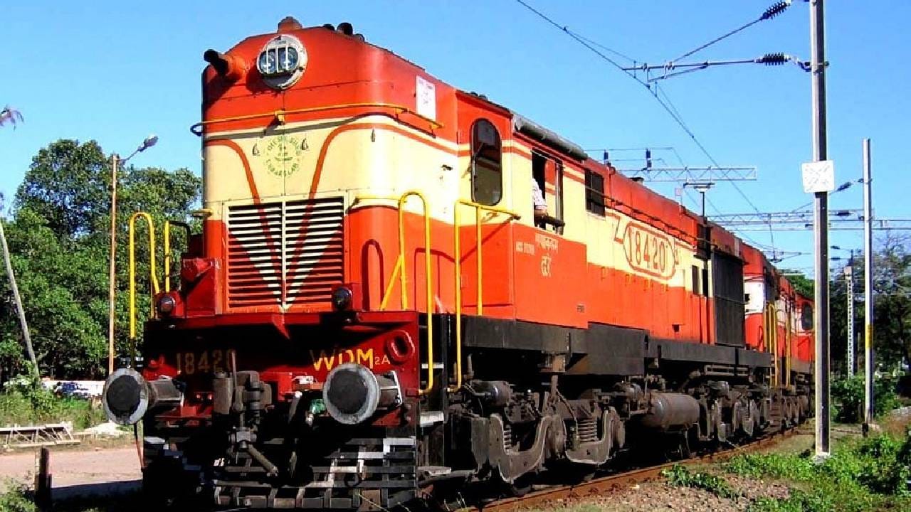 पश्चिम मध्य रेल्वे विभागमध्ये भरती प्रक्रिया सुरू आहे. विशेष म्हणजे विविध पदांसाठी ही भरती प्रक्रिया सुरू आहे. उमेदवारांनी अजिबात वेळ वाया न घालता या भरती प्रक्रियेसाठी अर्ज करावीत.