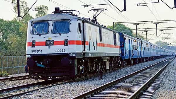 रेल्वेमध्ये नोकरी करण्याची सुवर्णसंधी तुमच्याकडे आहे. विशेष म्हणजे रेल्वेकडून नुकताच भरती प्रक्रियेची अधिसूचना ही जाहिर करण्यात आलीये. नोकरीच्या शोधात असणाऱ्यांसाठी ही मोठी सुवर्णसंधीच म्हणावी लागणार आहे.