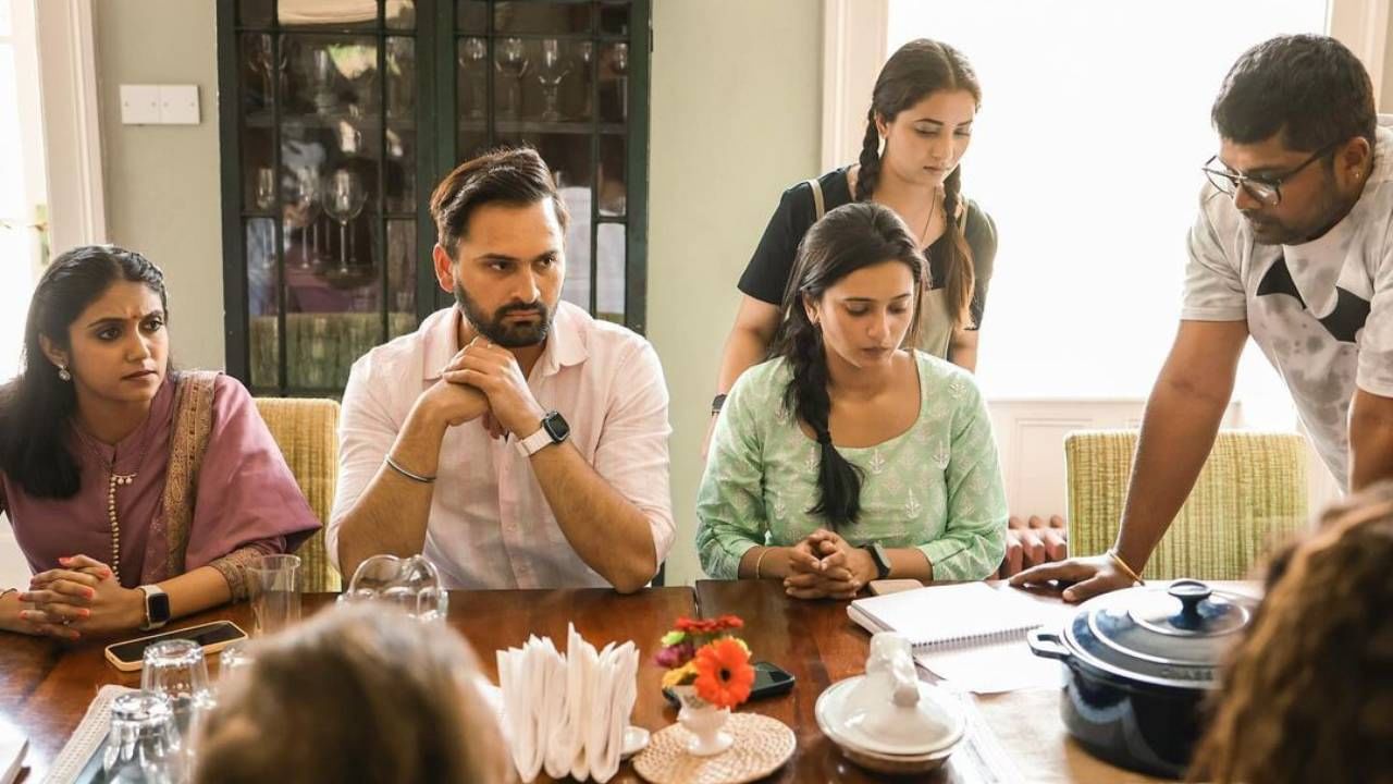 काय बोलू मी यांच्याबद्दल, या प्रवासात मी नवीन आहे ,असं मला आजवर कधी जाणवलं नाही. या सगळ्यांसमोर मी आपली इवलुशी...पण या इवलुश्या जीवाला या सगळ्यांनी अगदी अलगदपणे सामावून घेतलं आपलंस केलं, असं म्हणत रिंकूने ही पोस्ट शेअर केलीय.