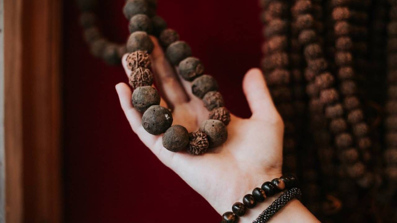 Rudraksha Benefits : नऊमुखी रूद्राक्षाचे अनेक लाभ, दूर होते अकाली मृत्यूचे भय