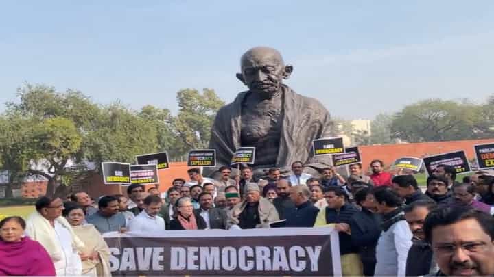 लोकशाही वाचवा म्हणत संसद भवनाबाहेर गांधी पुतळ्याजवळ निलंबित खासदार आक्रमक, कोणा-कोणाचा सहभाग? लोकशाही वाचवा म्हणत संसद भवनाबाहेर गांधी पुतळ्याजवळ निलंबित खासदार आक्रमक, कोणा-कोणाचा सहभाग?