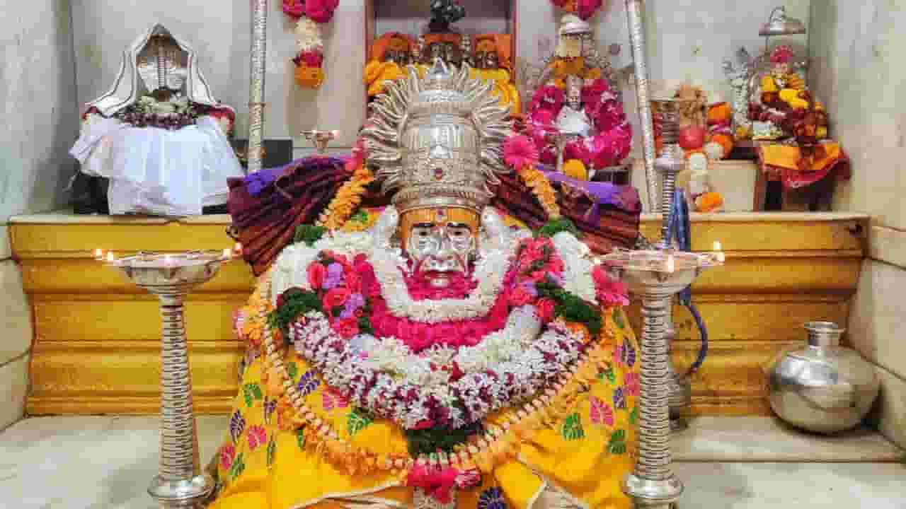 दत्तजयंतीनिमित्त भाविकांनी अक्कलकोट नगरी दुमदुमली; स्वामींच्या मंदिरात 1,111 किलोंच्या फळांची सजावट दत्तजयंतीनिमित्त भाविकांनी अक्कलकोट नगरी दुमदुमली; स्वामींच्या मंदिरात 1,111 किलोंच्या फळांची सजावट