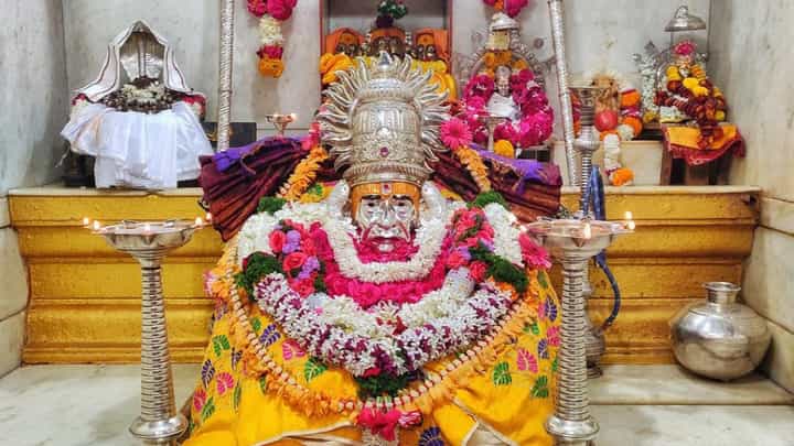 दत्तजयंतीनिमित्त भाविकांनी अक्कलकोट नगरी दुमदुमली; स्वामींच्या मंदिरात 1,111 किलोंच्या फळांची सजावट दत्तजयंतीनिमित्त भाविकांनी अक्कलकोट नगरी दुमदुमली; स्वामींच्या मंदिरात 1,111 किलोंच्या फळांची सजावट