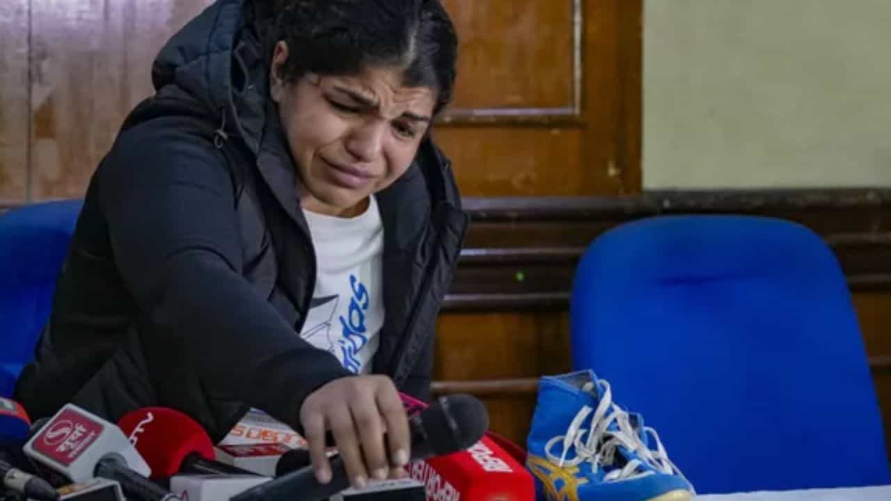 Sakshi Malik : कुस्तीपटू साक्षी मलिकची मोठी घोषणा, पत्रकार परिषदेत रडत म्हणाली...