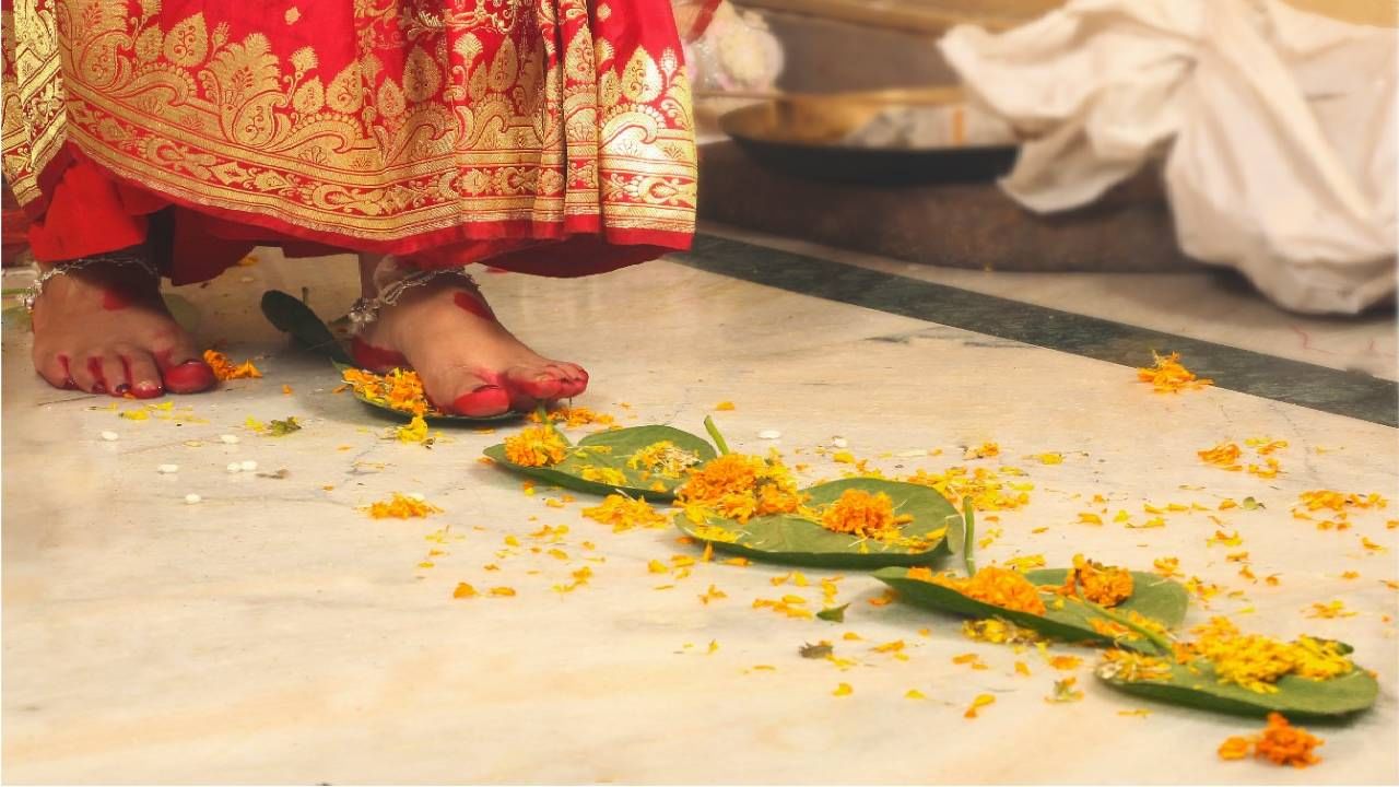 हिंदू धर्मात लग्नाच्या वेळेस का केली जाते सप्तपदी? तुम्हाला माहिती आहे का कारण? हिंदू धर्मात लग्नाच्या वेळेस का केली जाते सप्तपदी? तुम्हाला माहिती आहे का कारण?