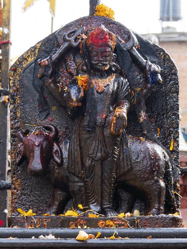 शनिची साडेसाती असल्यास हे उपाय करा शनिची साडेसाती असल्यास हे उपाय करा