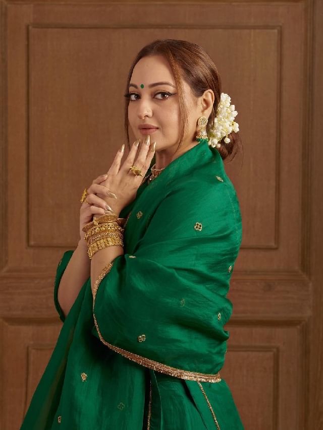 राजकारणी की अभिनेत्री? फोटोमुळे होतोय चाहत्यांचा गोंधळ राजकारणी की अभिनेत्री? फोटोमुळे होतोय चाहत्यांचा गोंधळ