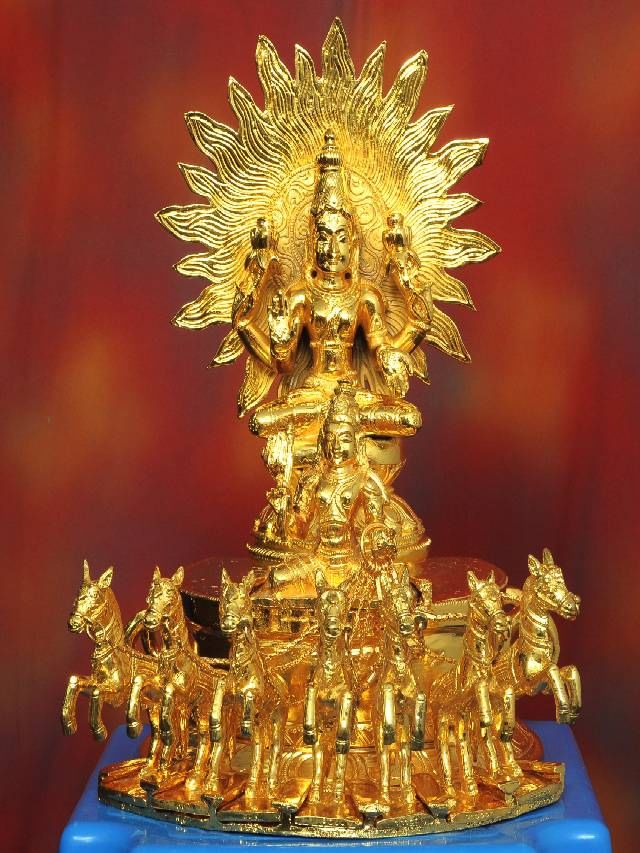 सूर्य देवाची कृपा प्राप्त करण्यासाठी हे उपाय करा सूर्य देवाची कृपा प्राप्त करण्यासाठी हे उपाय करा