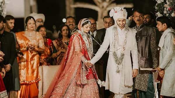 अमिताभ बच्चन आणि तब्बू यांच्या मुख्य भूमिका असलेला 'चिनी कम' हा चित्रपट 2007 मध्ये प्रदर्शित झाला. या चित्रपटात बालकलाकाराची भूमिका साकारलेली अभिनेत्री स्विनी खरा ही नुकतीच लग्नबंधनात अडकली. बुधवारी 27 डिसेंबर रोजी तिचा लग्नसोहळा अत्यंत धूमधडाक्यात पार पडला.