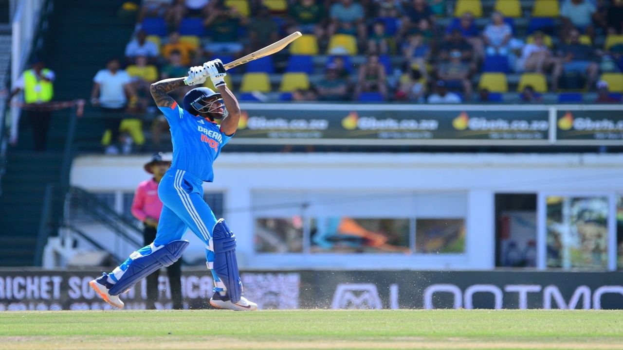 SA vs IND 3rd Odi | संजूला साथ देत तिलकचा झंझावात, कारकीर्दीतील पहिलंवहिलं अर्धशतक SA vs IND 3rd Odi | संजूला साथ देत तिलकचा झंझावात, कारकीर्दीतील पहिलंवहिलं अर्धशतक