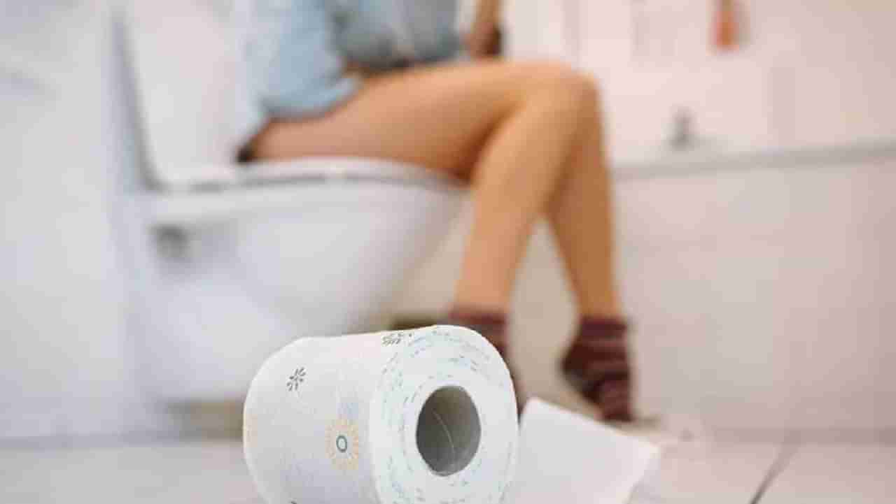 Constipation: रोजच्या या सवयींमुळे बिघडते पोट, आजपासूनच बदल करा़