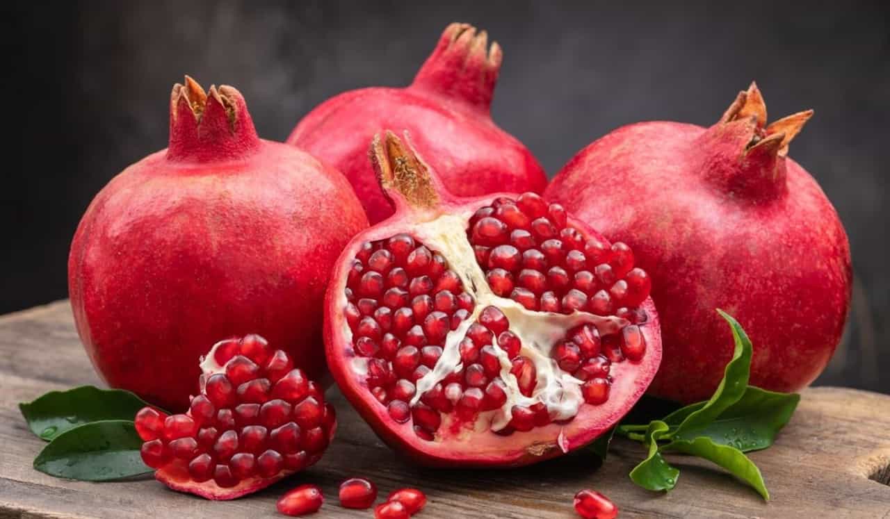 Pomegranate : डाळिंब या आजारांवर आहे रामबाण उपाय, काय आहेत त्याचे फायदे