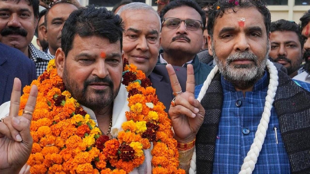 केंद्राने एकाच डावात पेच सोडवला! कुस्ती महासंघाचे नवीन अध्यक्ष संजय सिंह यांचे गेले पद केंद्राने एकाच डावात पेच सोडवला! कुस्ती महासंघाचे नवीन अध्यक्ष संजय सिंह यांचे गेले पद