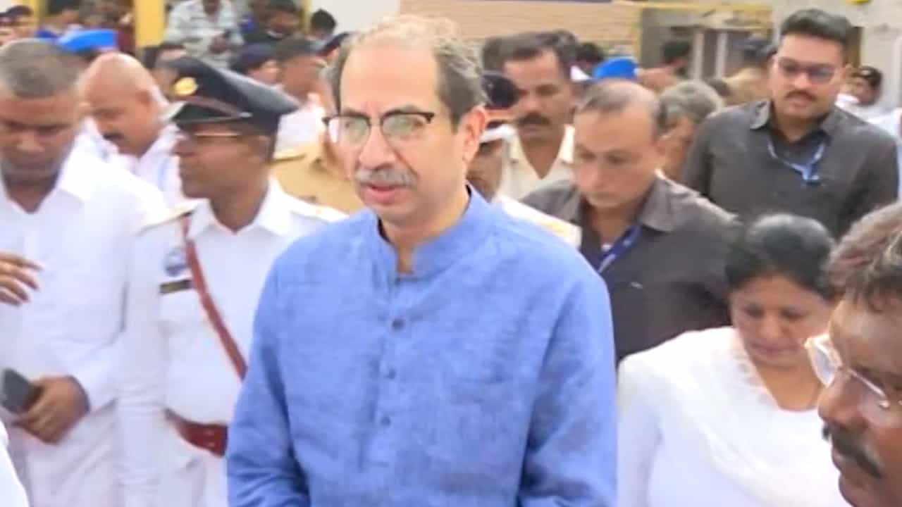 उद्धव ठाकरे यांच्याकडून डॉ.बाबासाहेब आंबेडकर यांना अभिवादन, ठाकरे गटाचे इतर नेतेही हजर