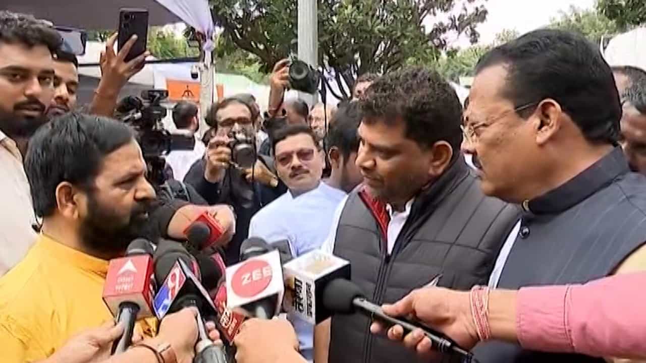 शिंदे गटाच्या आमदाराची वैभव नाईक यांना पक्षप्रवेशाची थेट ऑफर; जाहीरपणे म्हणाले...