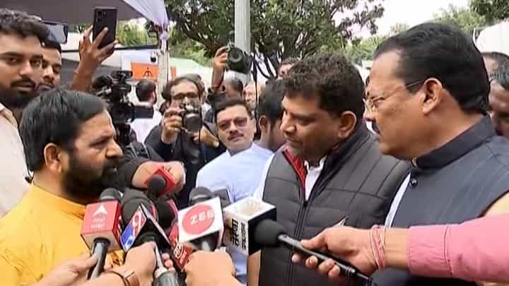 शिंदे गटाच्या आमदाराची वैभव नाईक यांना पक्षप्रवेशाची थेट ऑफर; जाहीरपणे म्हणाले... शिंदे गटाच्या आमदाराची वैभव नाईक यांना पक्षप्रवेशाची थेट ऑफर; जाहीरपणे म्हणाले...