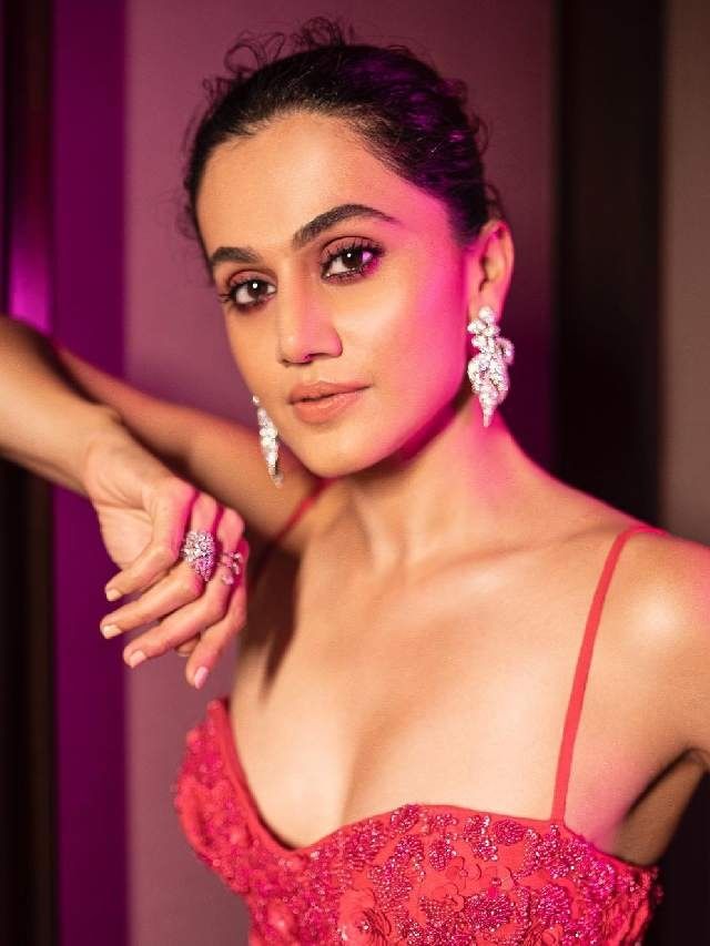 तापसी पन्नू हिचा साडी लूक... अत्यंत हॉट आणि ... तापसी पन्नू हिचा साडी लूक... अत्यंत हॉट आणि ...