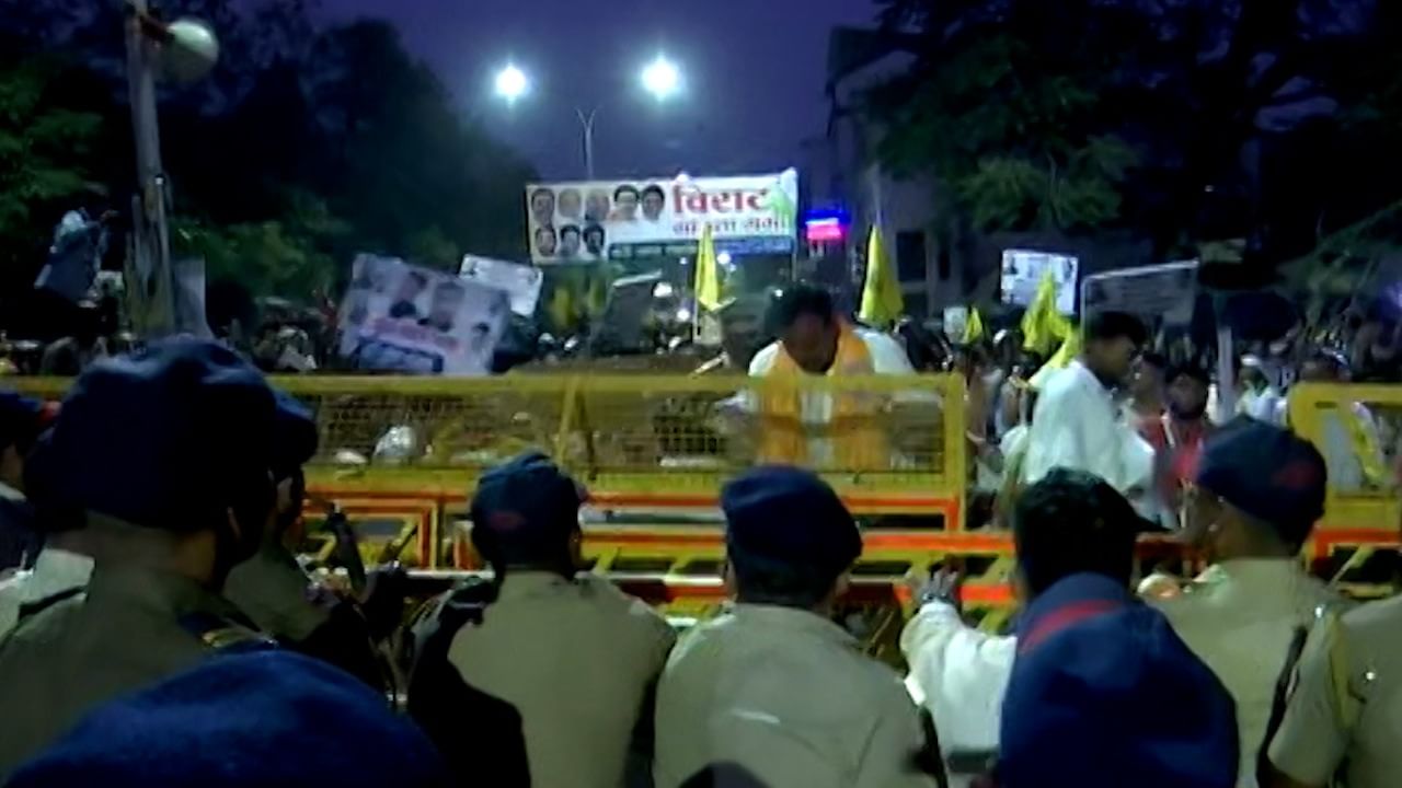 नागपुरात विधान भवन परिसरात तणावाची परिस्थिती, रोहित पवारांच्या युवा संघर्ष यात्रेला आक्रमक वळण नागपुरात विधान भवन परिसरात तणावाची परिस्थिती, रोहित पवारांच्या युवा संघर्ष यात्रेला आक्रमक वळण