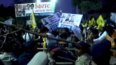 रोहित पवार जमिनीवर बसले, कार्यकर्ते खाली पडले, पोलिसांची दमछाक; ‘यात्रे’च्या समारोपानंतर विधानभवनाबाहेर ‘संघर्ष’