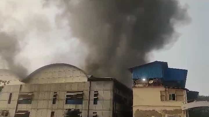 BIG BREAKING : LTT रेल्वे स्थानकात आगीचा भडका, प्रवाशाची धावाधाव अन्...कशी लागली आग? BIG BREAKING : LTT रेल्वे स्थानकात आगीचा भडका, प्रवाशाची धावाधाव अन्...कशी लागली आग?