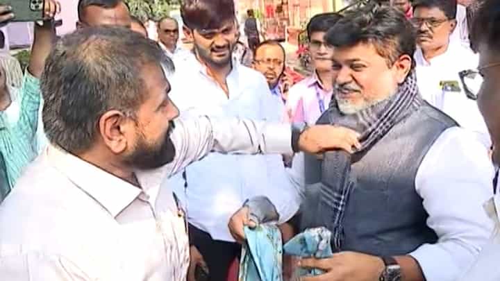सचिन अहिर यांनी मंत्री उदय सामंत याच्या गळ्यात घातली शाल अन् म्हणाले... सचिन अहिर यांनी मंत्री उदय सामंत याच्या गळ्यात घातली शाल अन् म्हणाले...