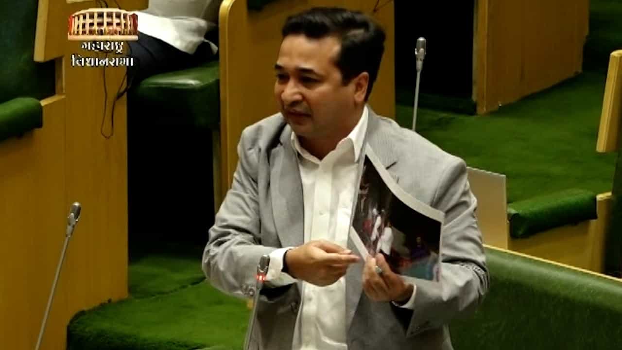 1993 च्या बॉम्बस्फोटातील आरोपीसोबत ठाकरे गटातील नेता, नितेश राणे यांनी विधानसभेत दाखवला 'तो' फोटो अन्...