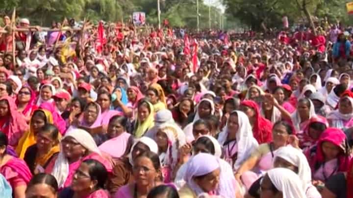 विधानभवनावर अंगणवाडी सेविकांचा मोर्चा धडकणार, पण मागण्या काय? विधानभवनावर अंगणवाडी सेविकांचा मोर्चा धडकणार, पण मागण्या काय?