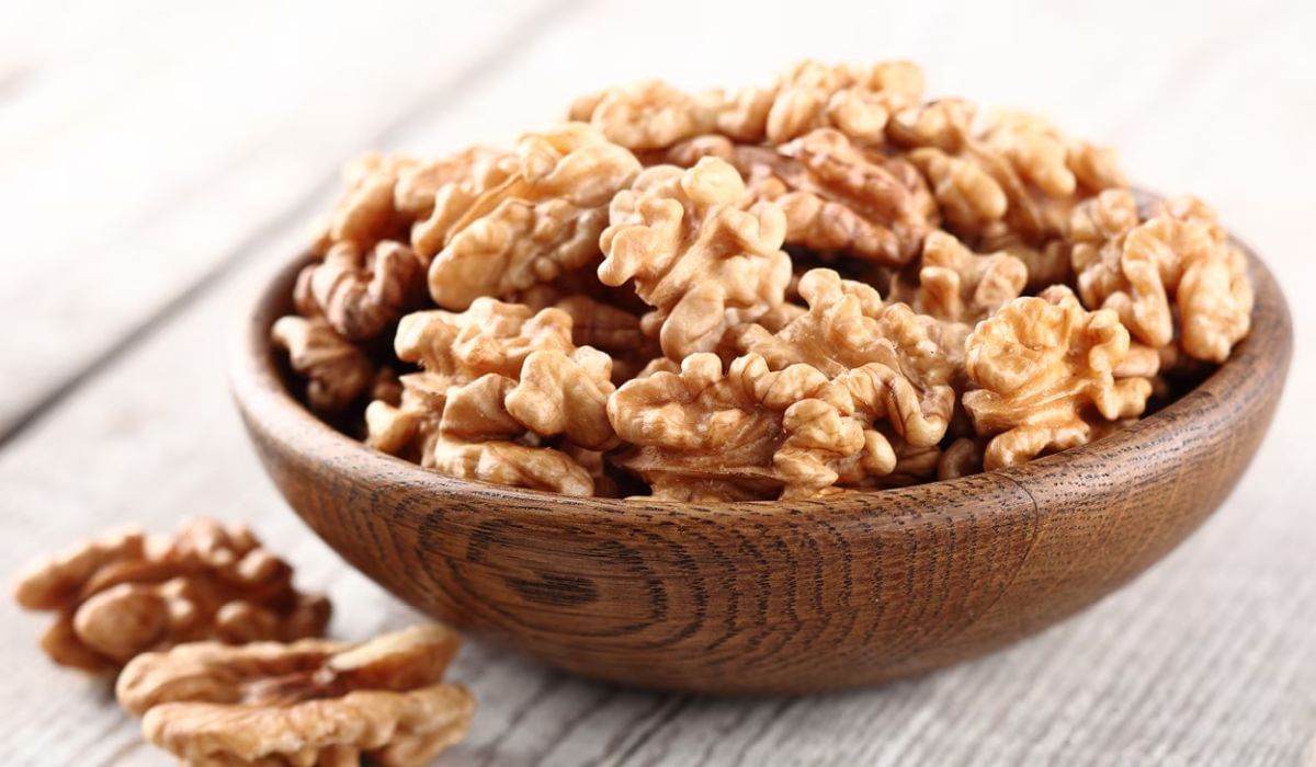 Benefits of walnuts: रोज सकाळी रिकाम्या पोटी भिजवलले अक्रोड खाण्याचे फायदे