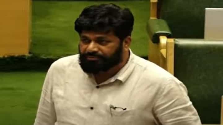 आमची औकात नाही, आम्ही शेपूट घालून आहोत; सभागृहात बच्चू कडू भडकले आमची औकात नाही, आम्ही शेपूट घालून आहोत; सभागृहात बच्चू कडू भडकले