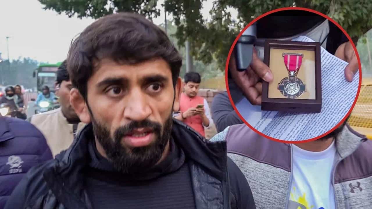 पोलिसांनी रोखलं, Bajrang Punia पंतप्रधान निवासस्थानाबाहेर पद्म पुरस्कार रस्त्यावर ठेऊन परतला