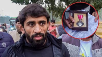 पोलिसांनी रोखलं, Bajrang Punia पंतप्रधान निवासस्थानाबाहेर पद्म पुरस्कार रस्त्यावर ठेऊन परतला