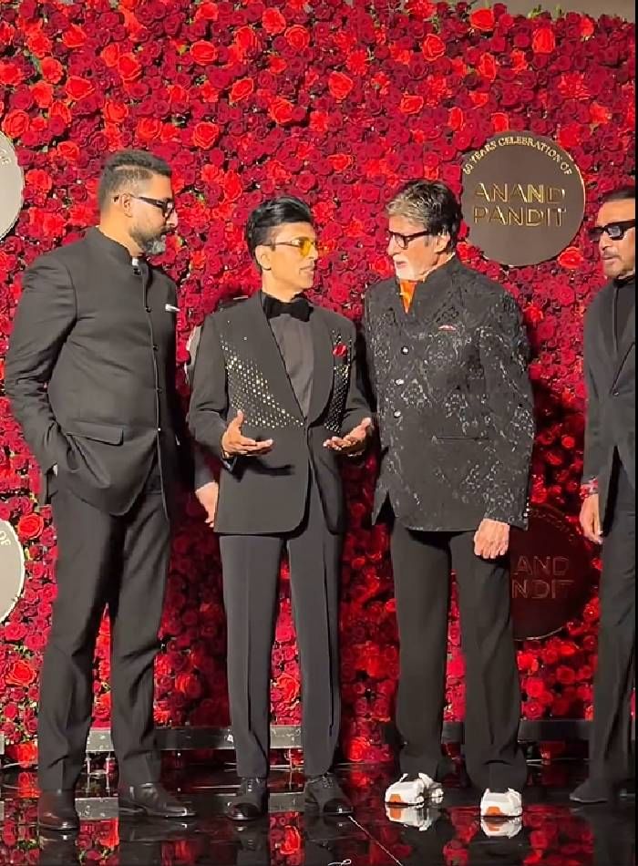 बॉलिवूडचे बिग बी अर्थात अमिताभ बच्चन आणि अभिषेक बच्चन हेही पार्टीसाठी उपस्थित होते.