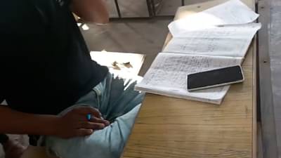 चित्रपटात नाही तर प्रत्यक्षात भावी इंजिनिअर मोबाईल समोर ठेऊन करत होते कॉपी