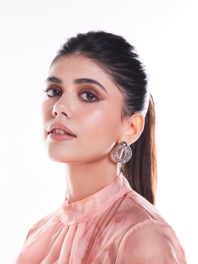'कडक सिंह' ची अभिनेत्री संजना सांघी हीची कडक अदा 'कडक सिंह' ची अभिनेत्री संजना सांघी हीची कडक अदा