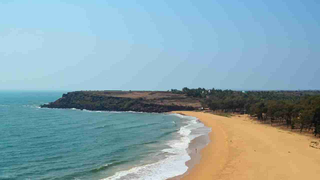 पुण्यातील विद्यार्थी पर्यटनासाठी गेले, देवगडच्या समुद्रात उतरले, चार विद्यार्थिंनीचा बुडून मृत्यू