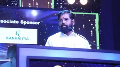 राजकारण्यांनाही बायोस्कोपमध्ये स्कोप द्या, मुख्यमंत्र्यांची तुफान टोलेबाजी